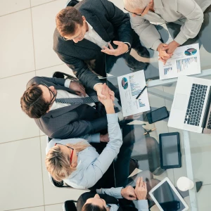 Jak zbudować idealną garderobę kapsułową dla każdej sylwetki i portfela: 30 uniwersalnych elementów + plan zakupowy na 3 sezony — praktyczny przewodnik krok po kroku (z przykładowymi stylizacjami, checklistą i budżetem)